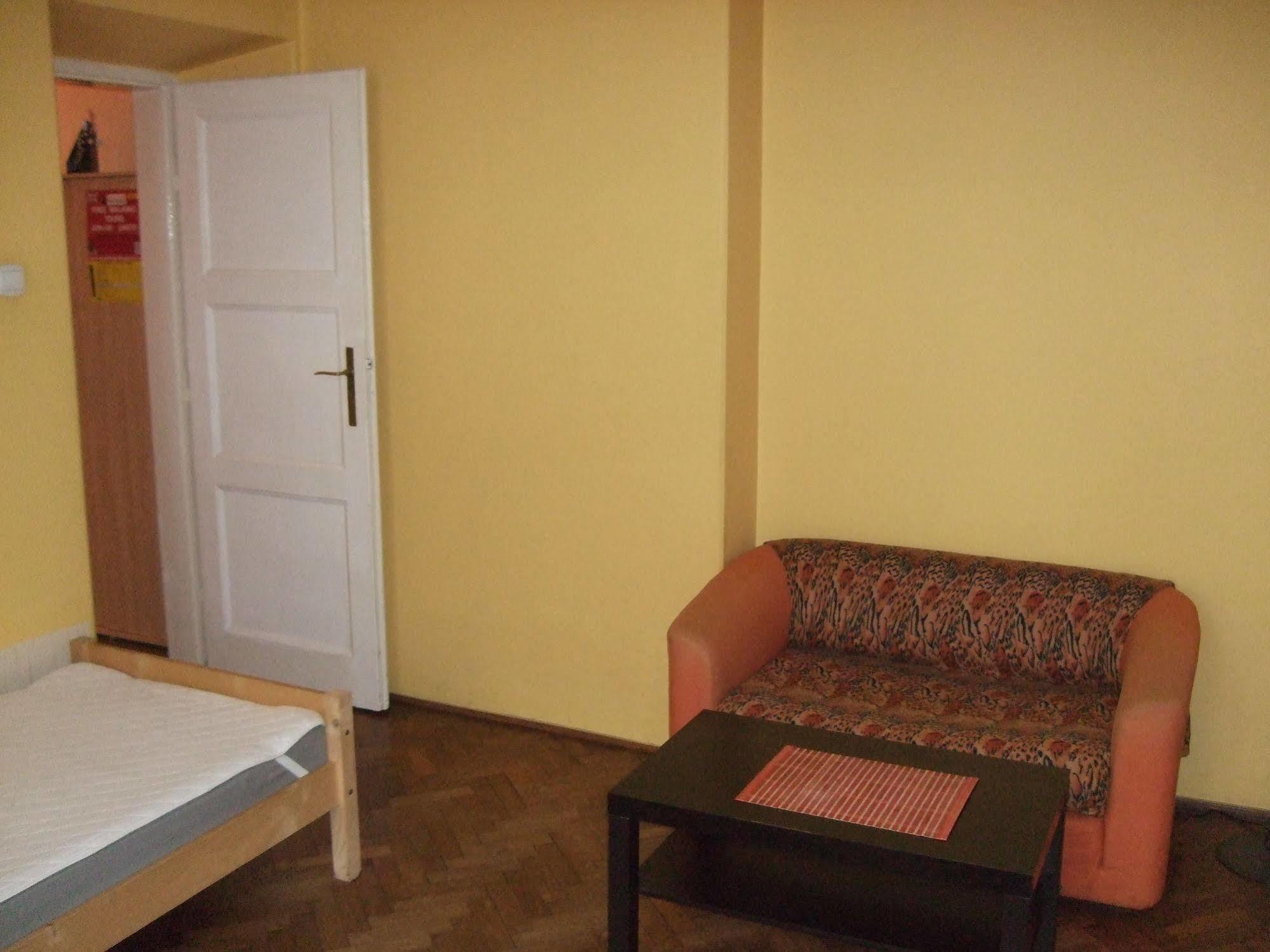 Old Walls Hostel *