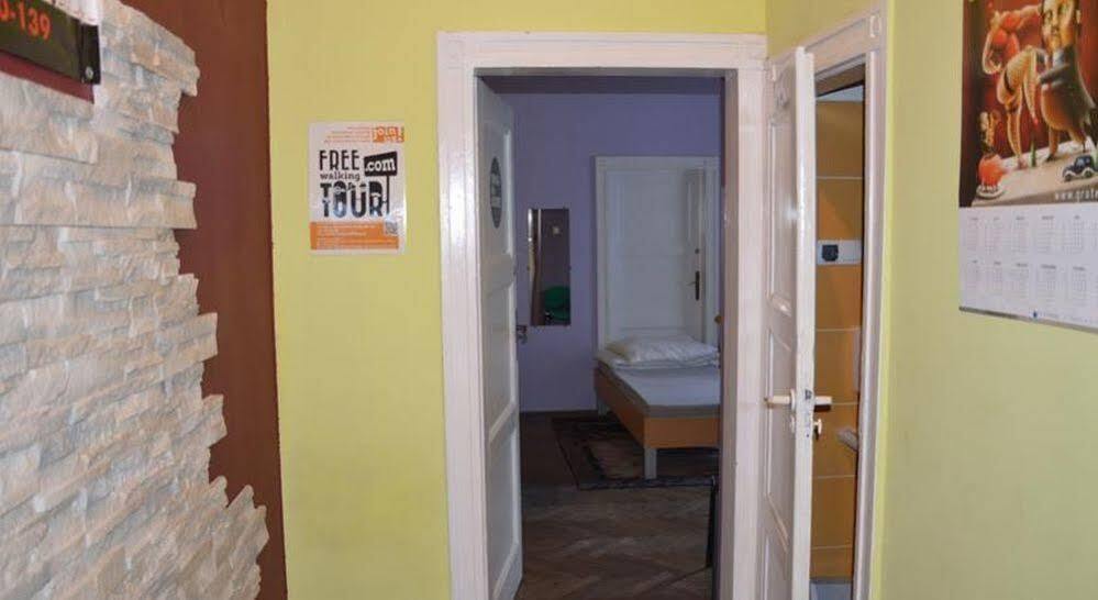 Old Walls Hostel *